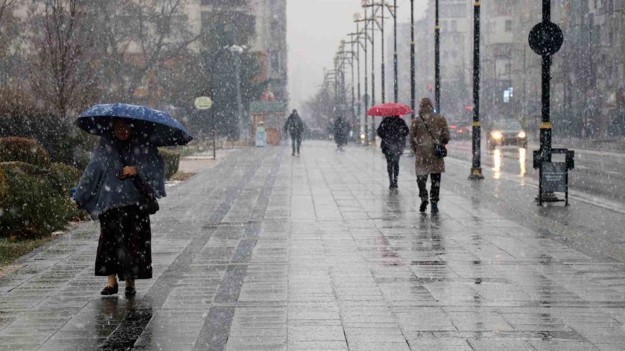 Sivas’ta Kar Etkili: Kent Merkezinde Kartpostallık Görüntüler