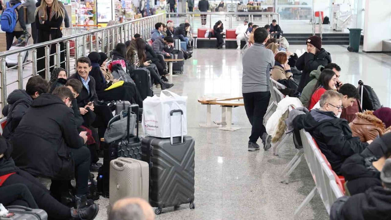 Sivas'ta Kar Hayatı Durma Noktasına Getirdi: 807 Köy Yolu Kapalı