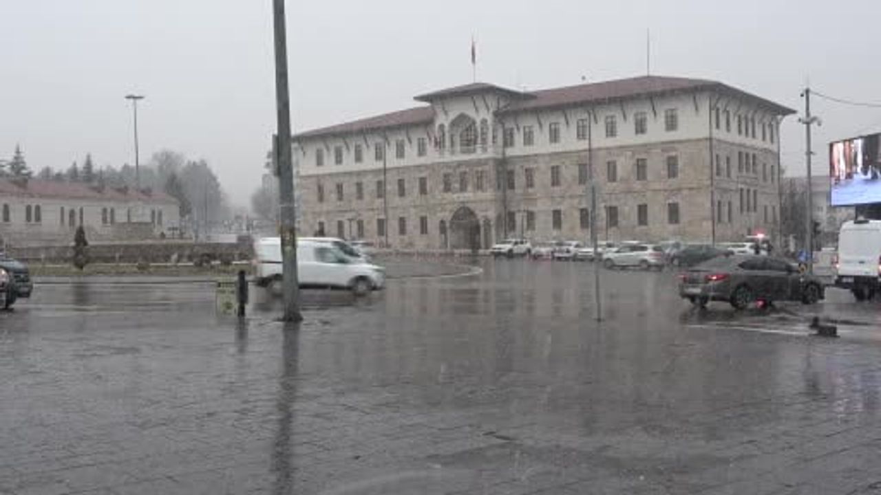Sivas'ta Kar Sürprizi: Kent Merkezi Kartpostallık Görüntülerle Beyaza Büründü