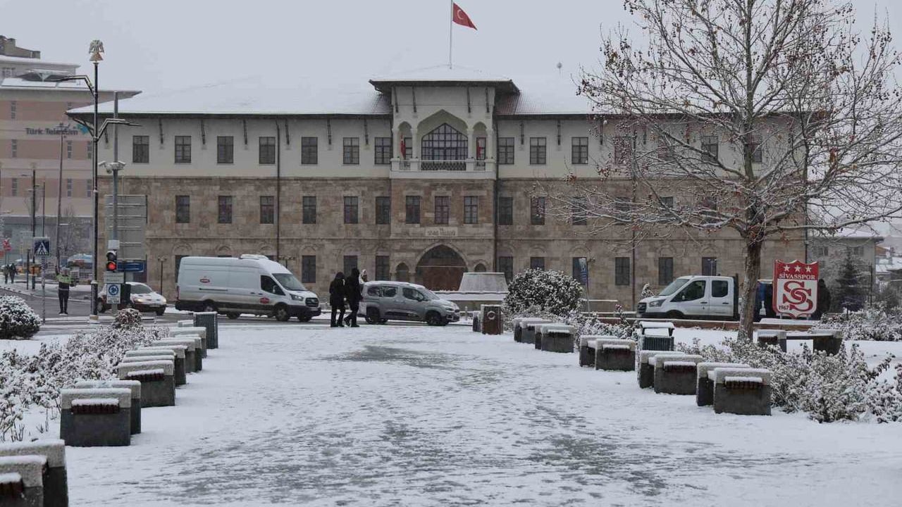 Sivas'ta Kar Yağışı: Tarihi Kent Meydanı Kartpostallık Görüntülerle Beyaza Büründü