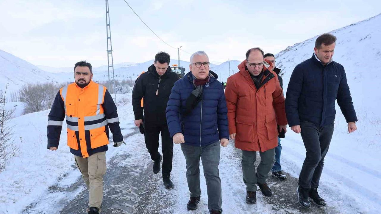 Sivas'ta Karla Kaplı Yolda Hayat Kurtaran Seferberlik: Çaypınar'da Hasta Güvenle Taşındı