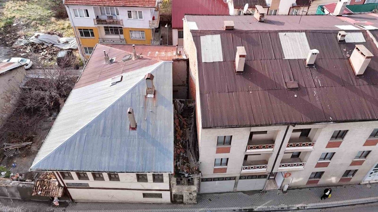 Sivas'ta Konak ile Apartman Arasında Sıkışan 2 Metrelik Metruk Ev