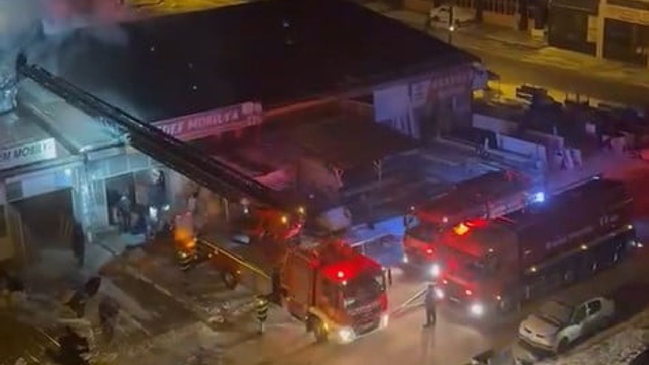 Sivas'ta Mobilya İmalathanesinde Yangın Kontrol Altına Alındı