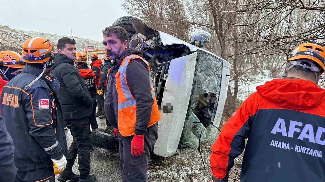 Sivas'ta Okul Servisi Yan Yattı: 14 Öğrenci Dahil 15 Yaralı