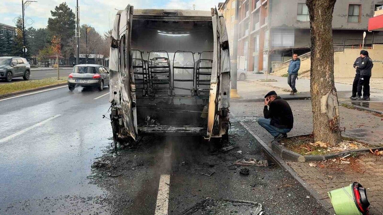 Sivas'ta Park Halindeki Okul Servisi Külleştı: Sürücü Çaresizce İzledi