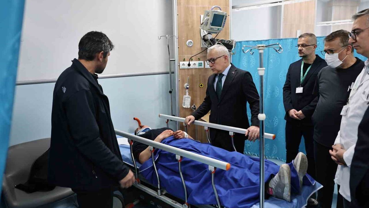 Sivas'ta Servis Kazası: 14 Öğrenci Yaralandı — Vali Şimşek Hastanede İnceledi