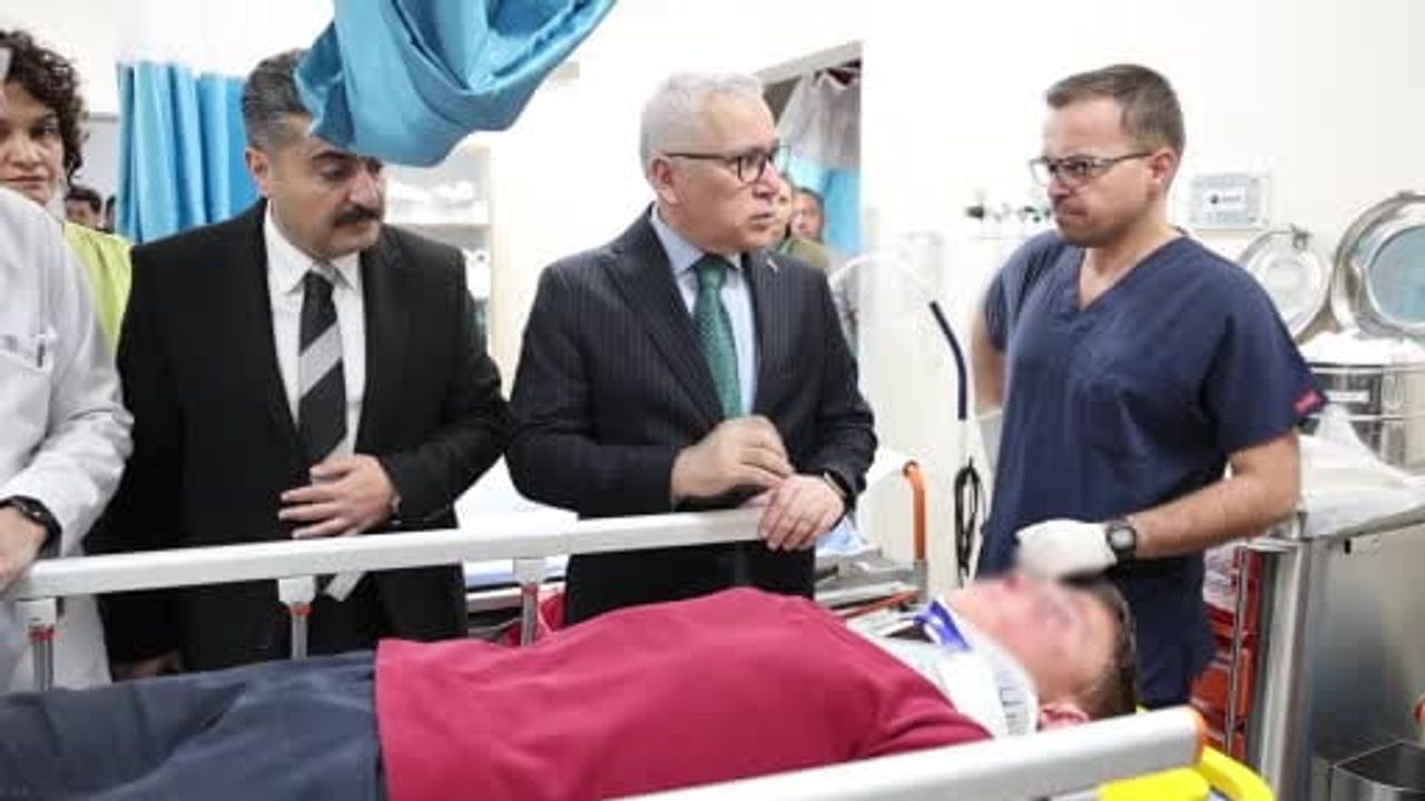 Sivas'ta Servis Kazası: Vali Şimşek Hastanede Yaralı Öğrencileri Ziyaret Etti