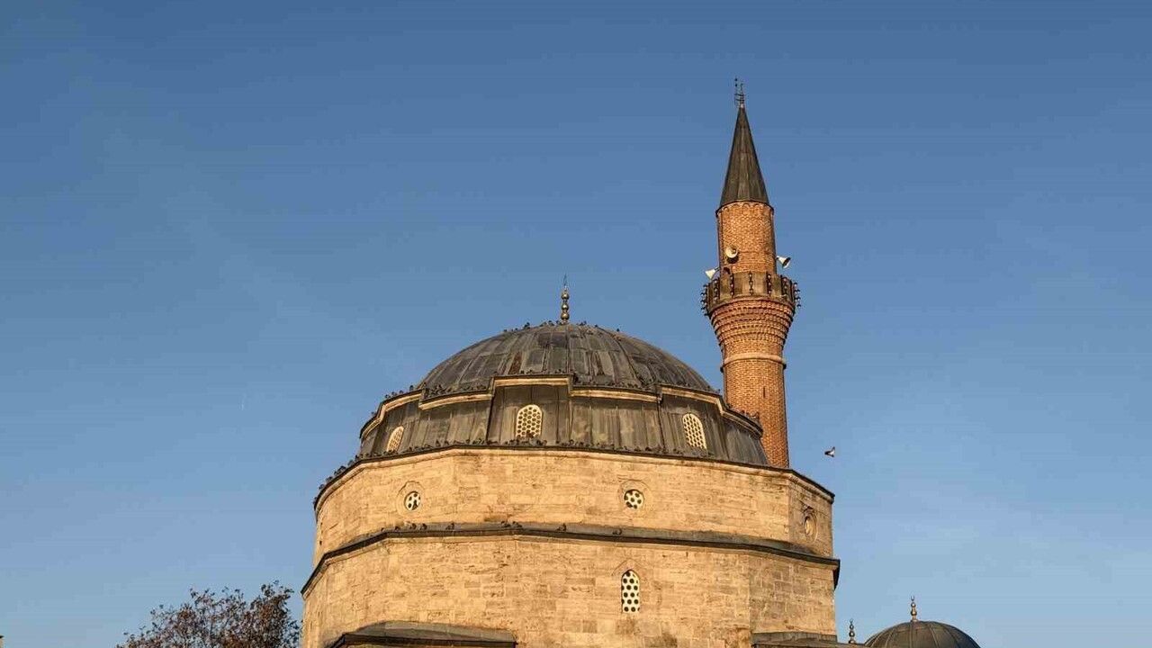 Sivas'ta sıfırın altında 5 derece: Cam kazıma mesaisi başladı