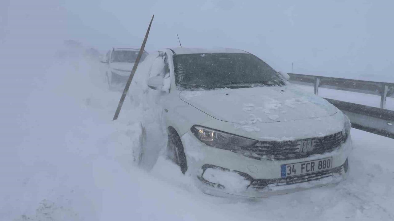 Sivas'ta Tipi ve Kar Ulaşımı Felç Etti