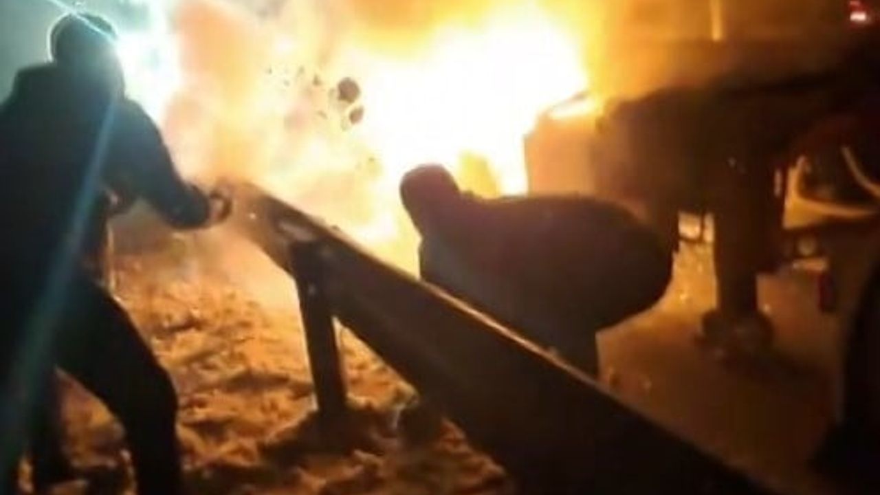 Sivas'ta Tırın Yakıt Deposunda Yangın: Vatandaşlar Ellerleriyle Karla Müdahale Etti