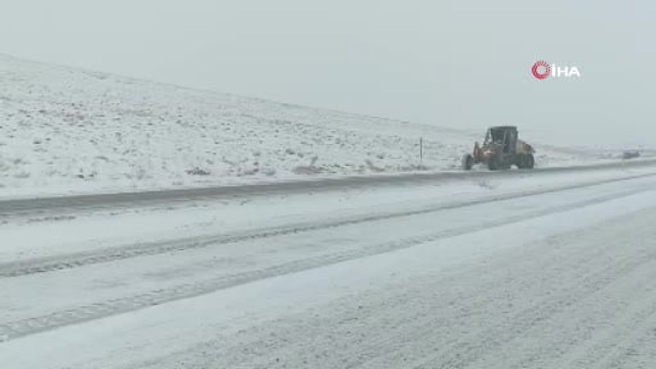 Sivas'ta Yoğun Kar Ulaşımı Aksattı: Gürün'de Kayseri-Malatya Yolu Kapandı