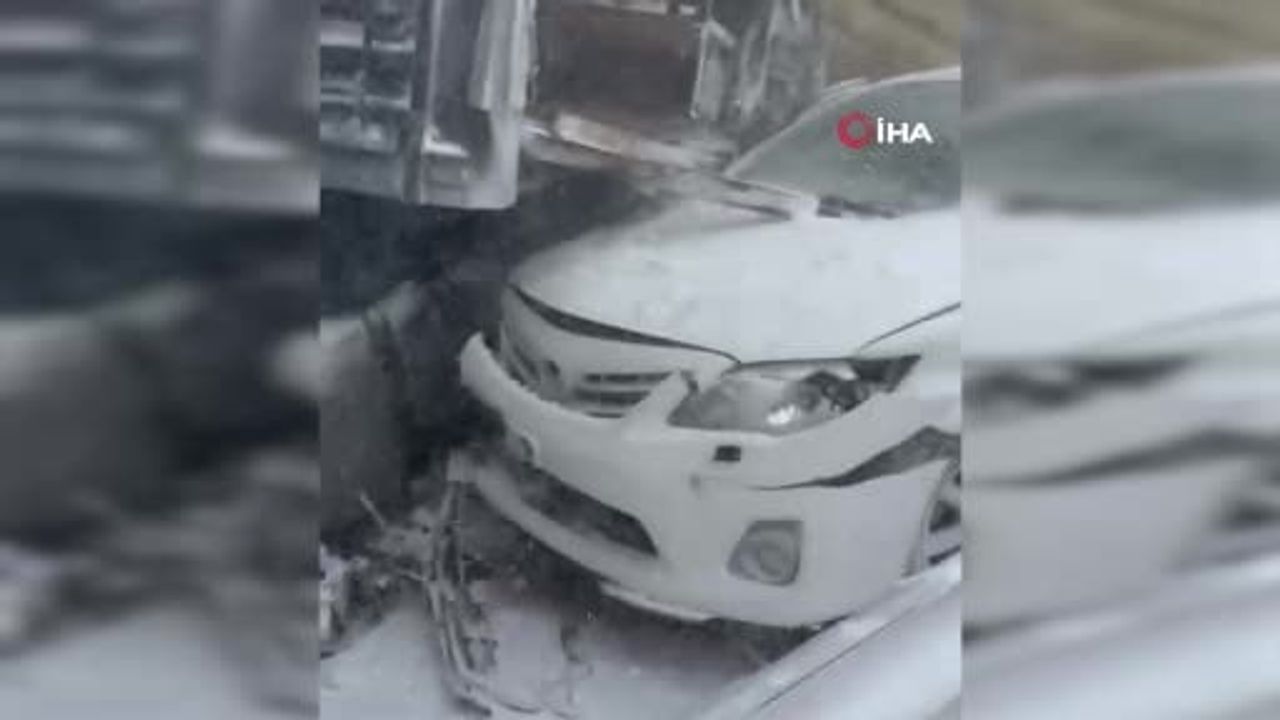 Sivas’ta zincirleme kaza: 5 araç çarpıştı, 4 yaralı