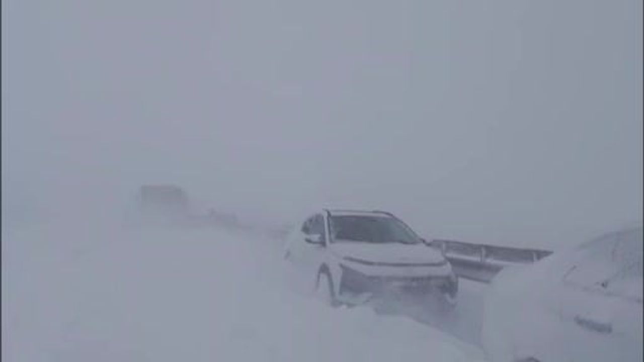 Sivas'ta Zincirleme Kaza: Sorguncuk'ta 5 Araç Çarpıştı, 4 Yaralı