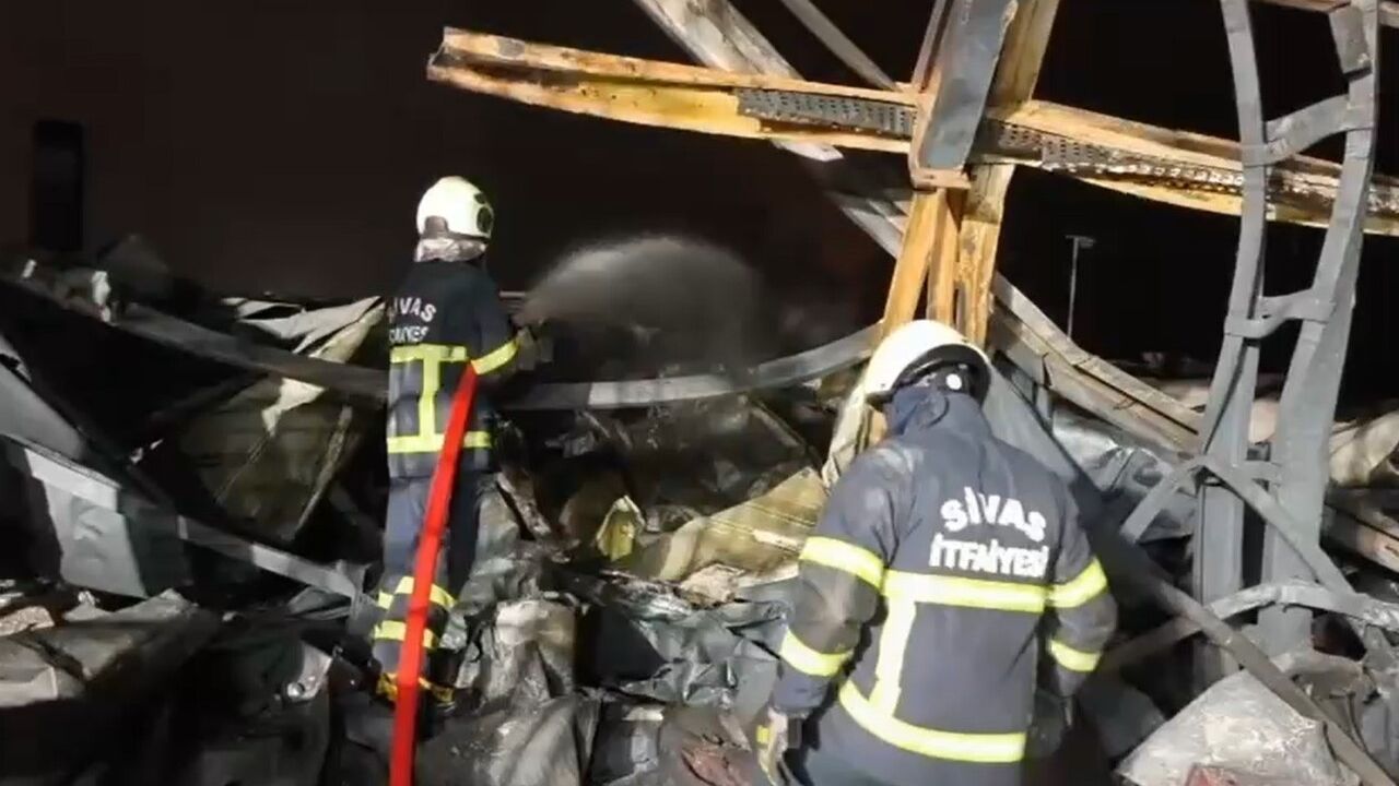 Sivas'tan İtfaiye Takviyesi: Kırıkkale'de Kimya Fabrikası Yangını 10 Saatte Kontrol Altına Alındı