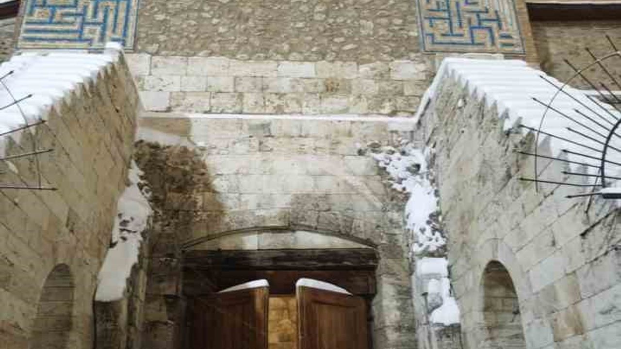 Sivas Tarihi Kent Meydanı'nda Kartpostallık Kar Manzarası