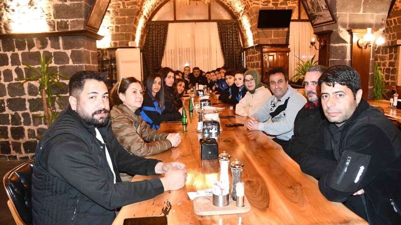 Siverek Belediyesi'nden Ağrı Kadın Futbol Takımı'na Destek: Konaklama Masrafları Üstlendi