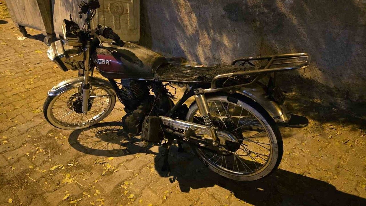 Siverek'te Apartman Girişinde Motosiklet Yangını