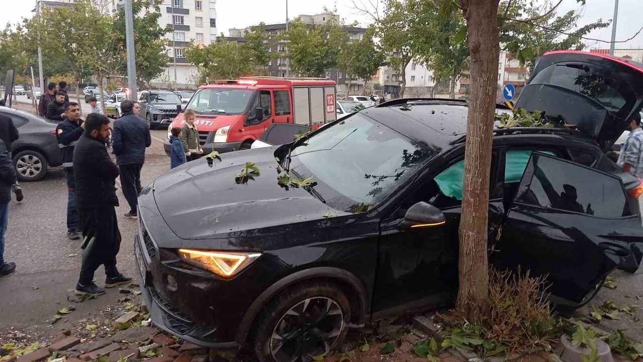 Siverek'te Trafik Kazası: 2 Otomobil Çarpıştı, 2 Yaralı