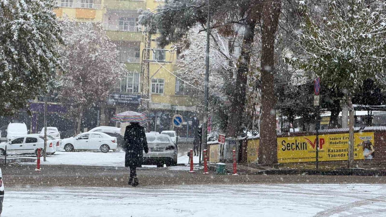 Siverek’te Yoğun Kar Yağışı: Eğitim 1 Gün Ara