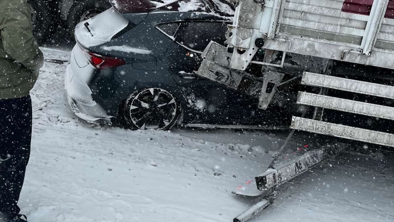 Siverek'te Yoğun Kar Yağışı Trafikte Kazalara Neden Oldu