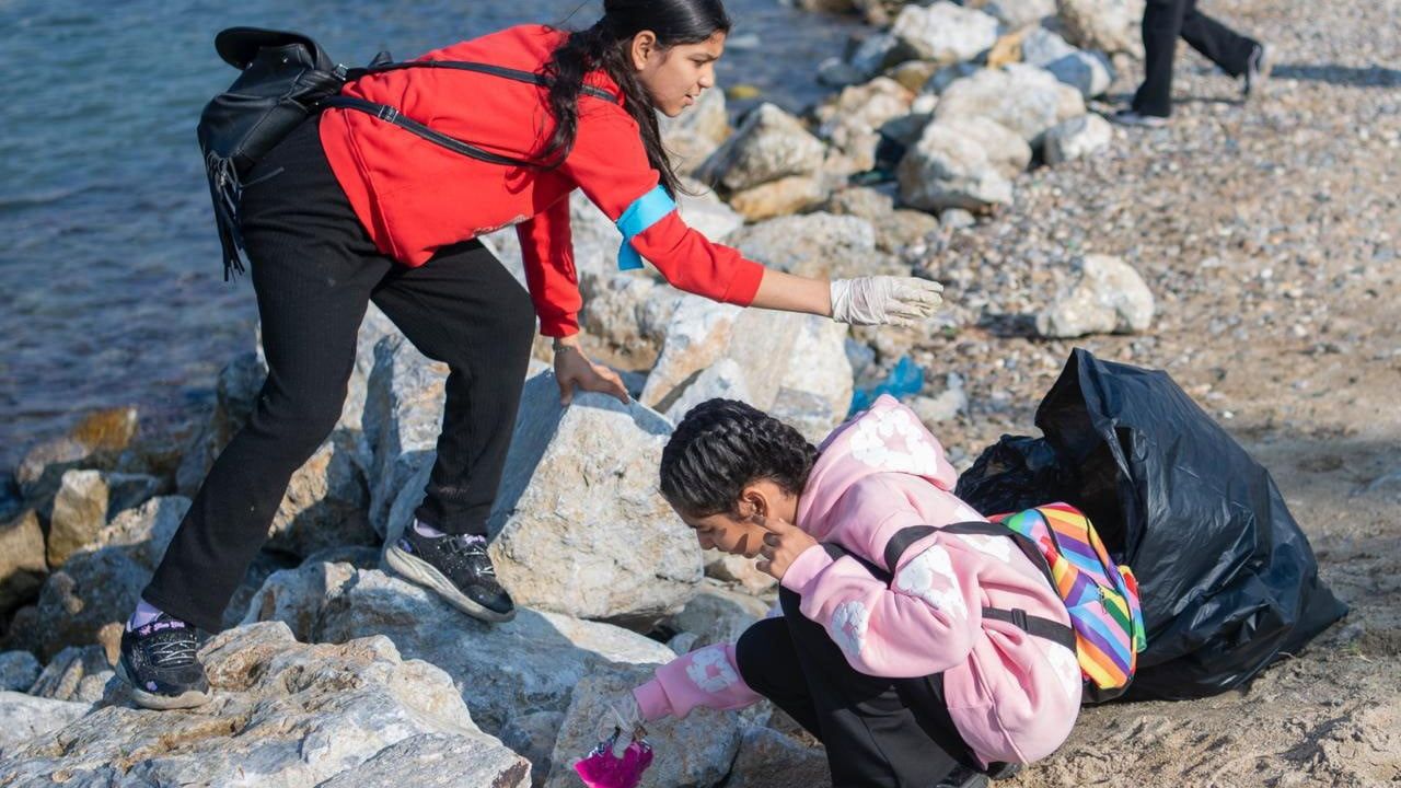 Söke Bağarası Hürriyet Ortaokulu'ndan Kuşadası'da Kıyı Temizliği