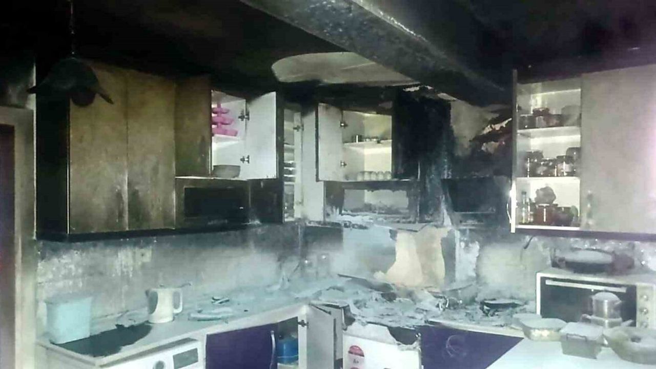 Söke'de Gece Yangını: Su İçmeye Kalkan Aile Dumandan Kurtuldu