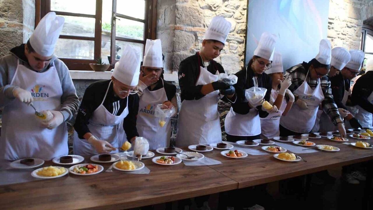 Söke'de Özel Öğrenciler Aşçılık Deneyimiyle 3 Aralık'ı Kutladı