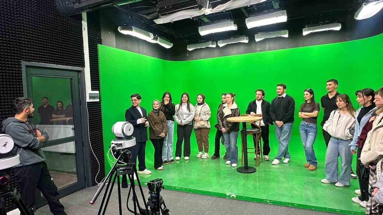 SUBÜ MYO Gazetecilik Öğrencileri Stüdyoda Program Yapımını Deneyimliyor