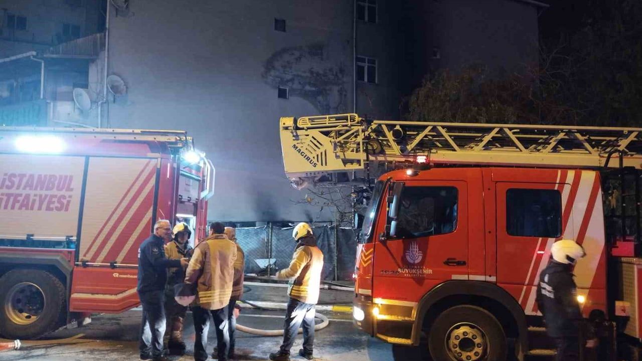 Sultanbeyli'de boya kaporta dükkanında yangın: 4 araç kullanılamaz hale geldi