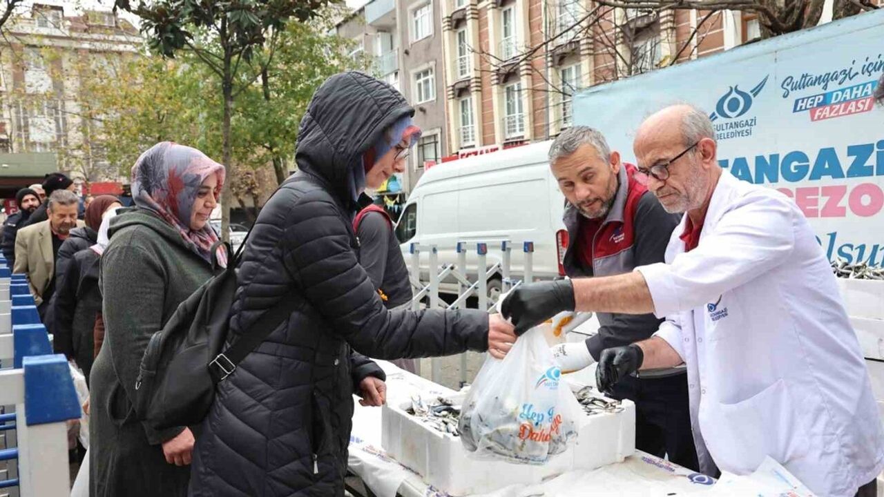 Sultangazi Belediyesi'nden İsmetpaşa'da Ücretsiz İstavrit Dağıtımı