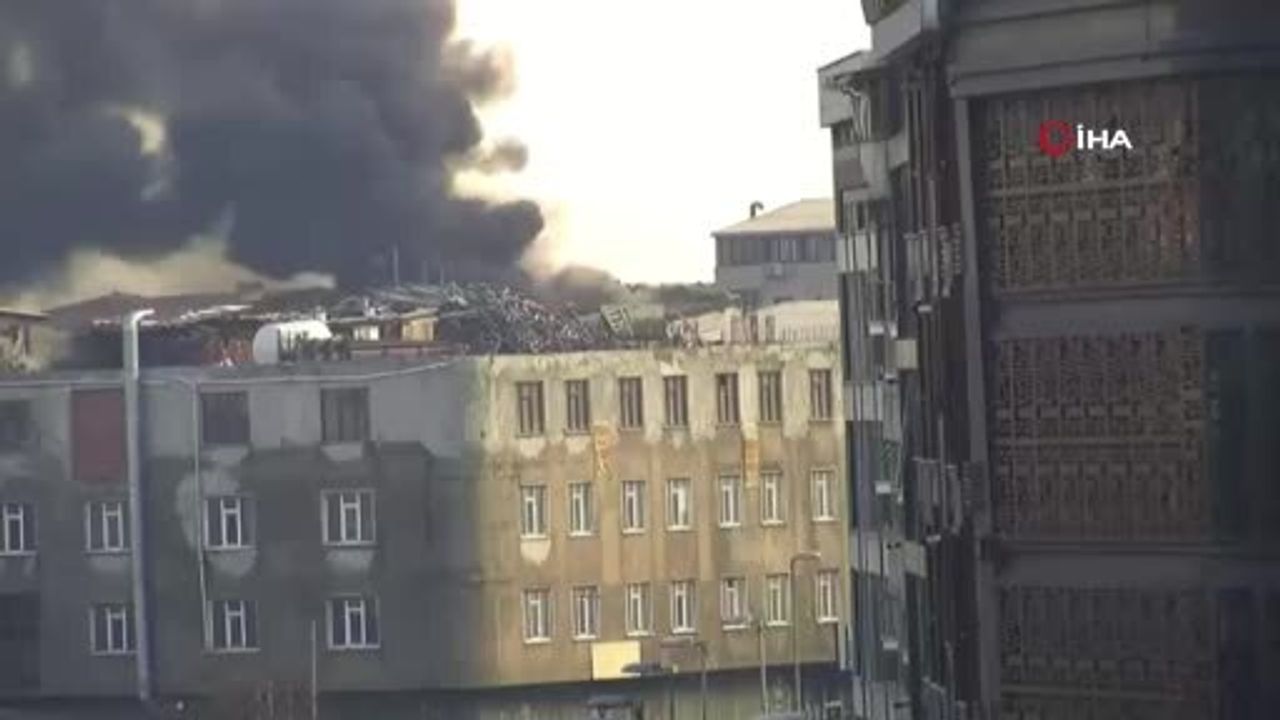 Sultangazi Cebeci Mahallesi'nde Çatı Yangını: Can Pazarı, İtfaiye Müdahalesi