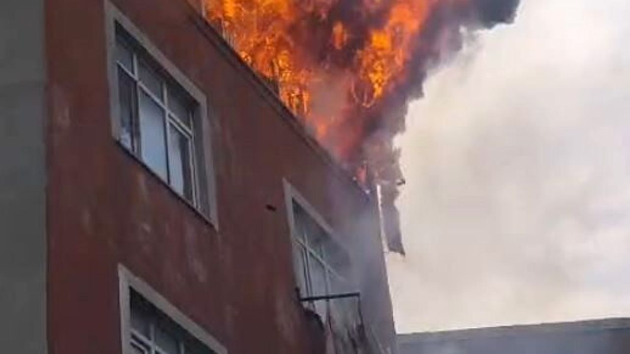 Sultangazi'de 5. kat yangını: Alevlerden atlayan adam hastaneye kaldırıldı