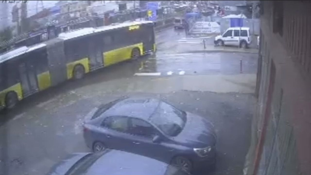 Sultangazi'de Akaryakıt Döküldü: İETT Otobüsü Direğe Çarptı