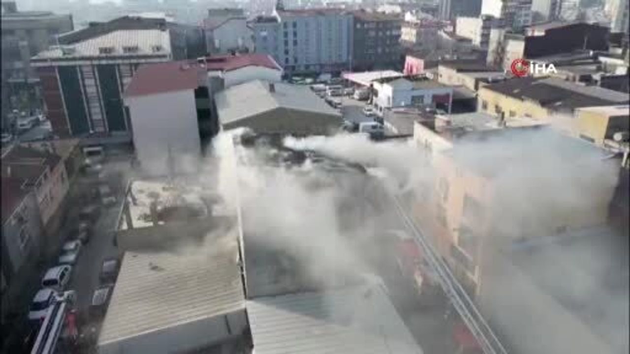 Sultangazi'de çatıda yangın: 5. kattan atlayan kişi yaralandı