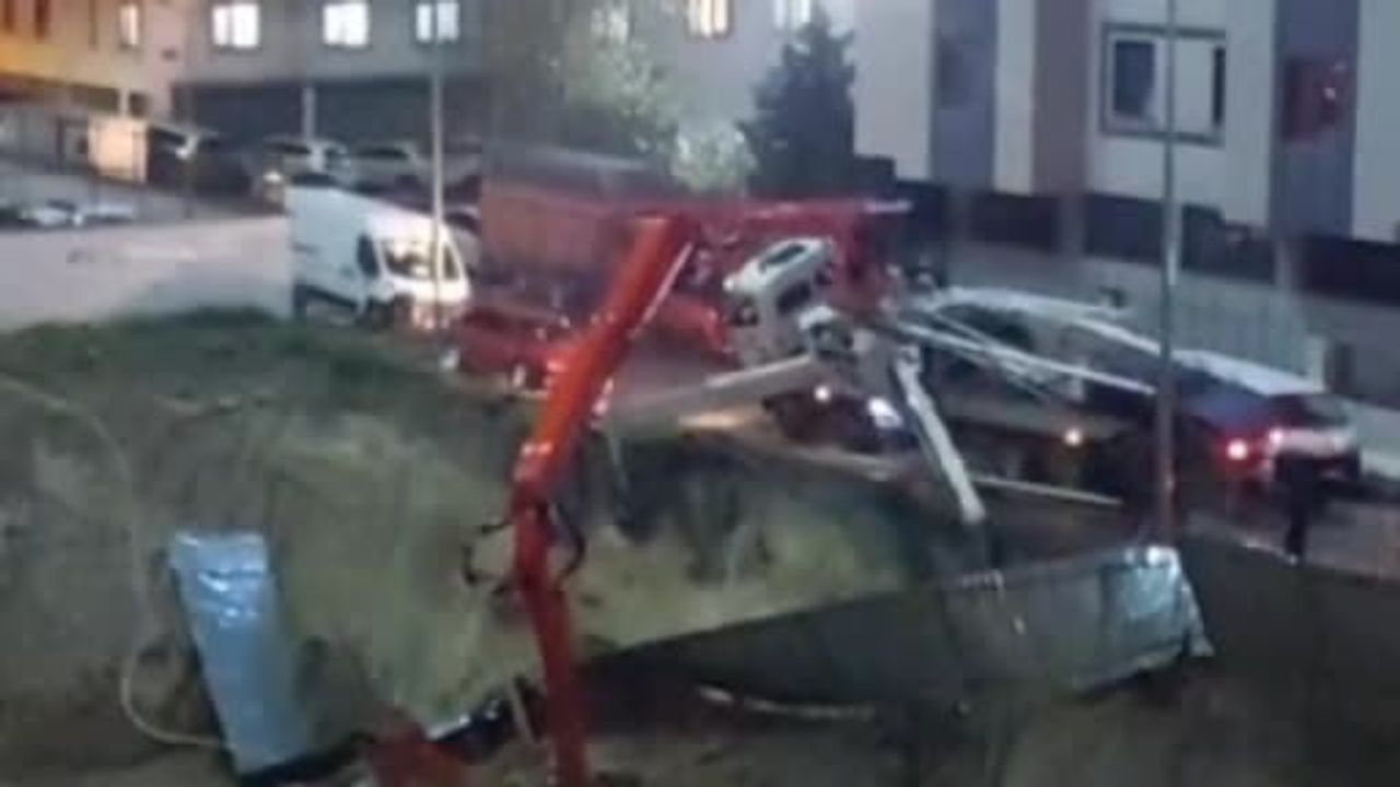 Sultangazi'de İnşaatta Toprak Kayması: Beton Pompası Yan Yattı