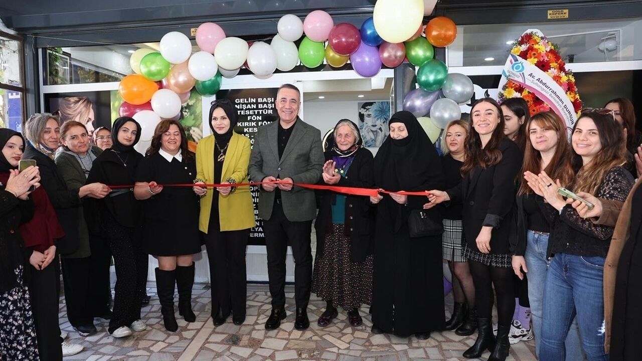 Sultangazi'de kurs mezunu Gülnaz Türkmen kuaförünü açtı