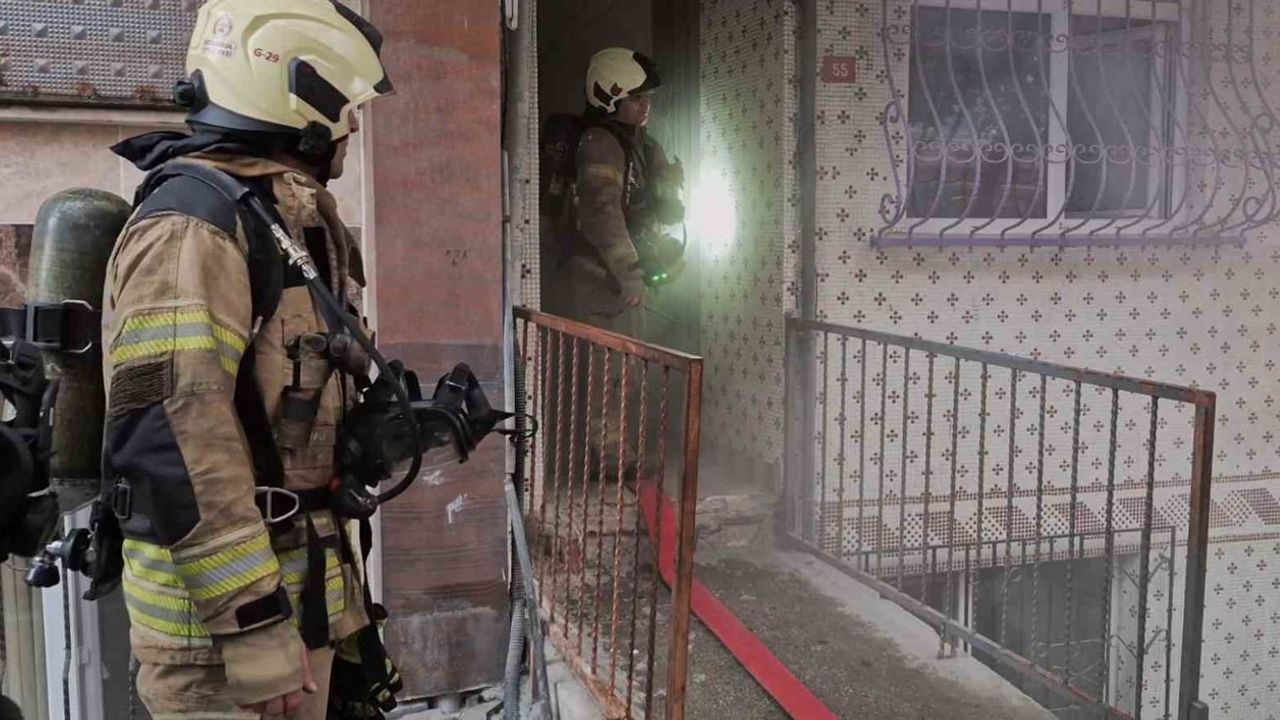 Sultangazi'de Tekstil Atölyesi Yangını — Çevre Evler Zarar Gördü