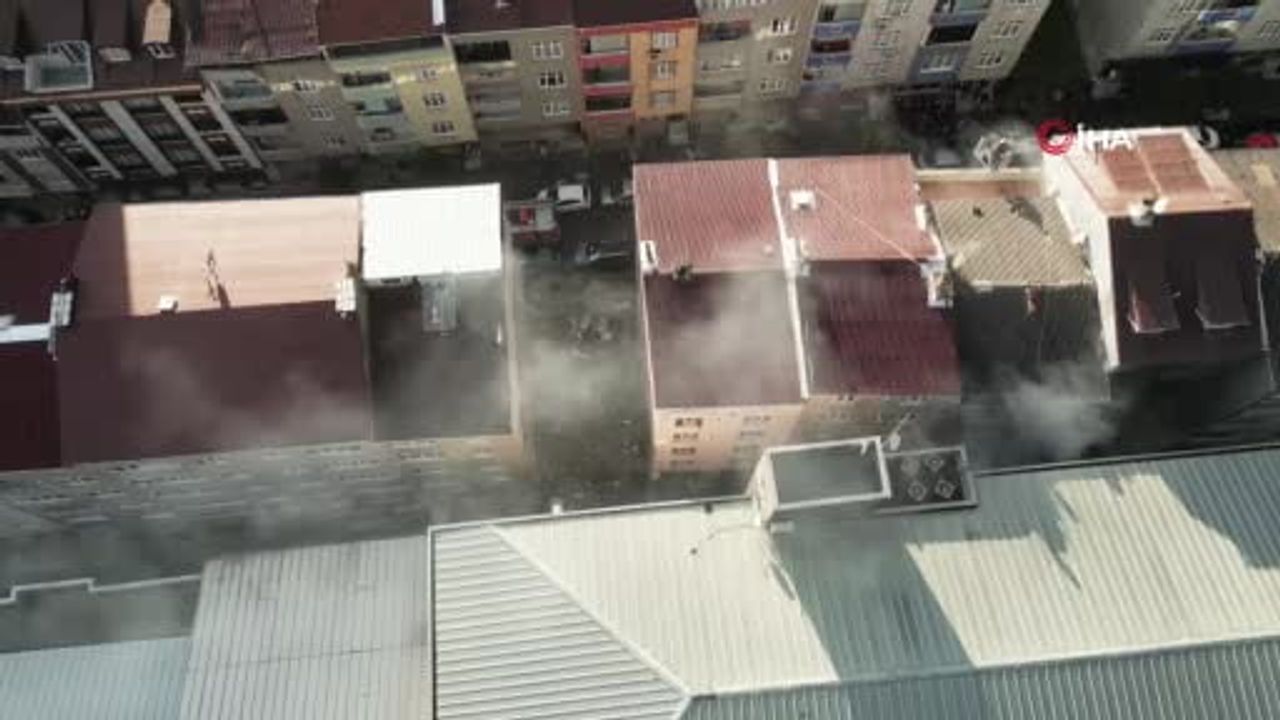 Sultangazi'de Tekstil Atölyesi Yangını — Evlerde Maddi Hasar