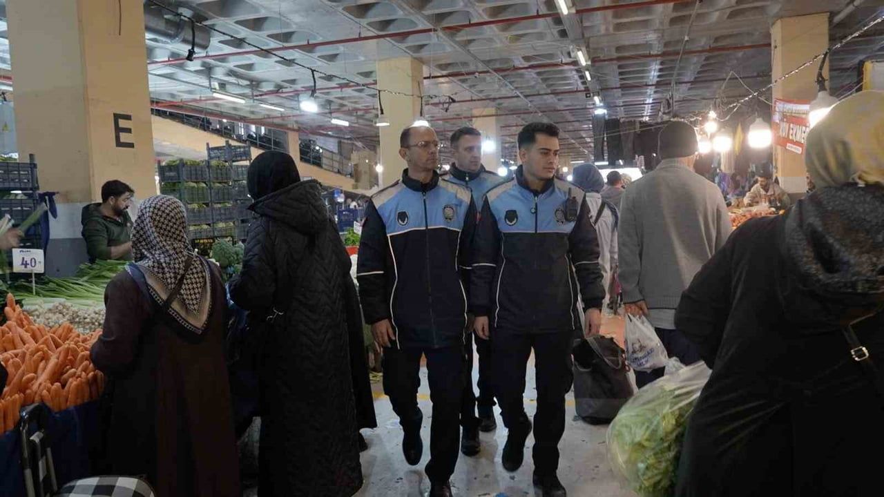 Sultangazi'de Zabıta Pazarlarda Fırsatçıya Geçit Vermiyor