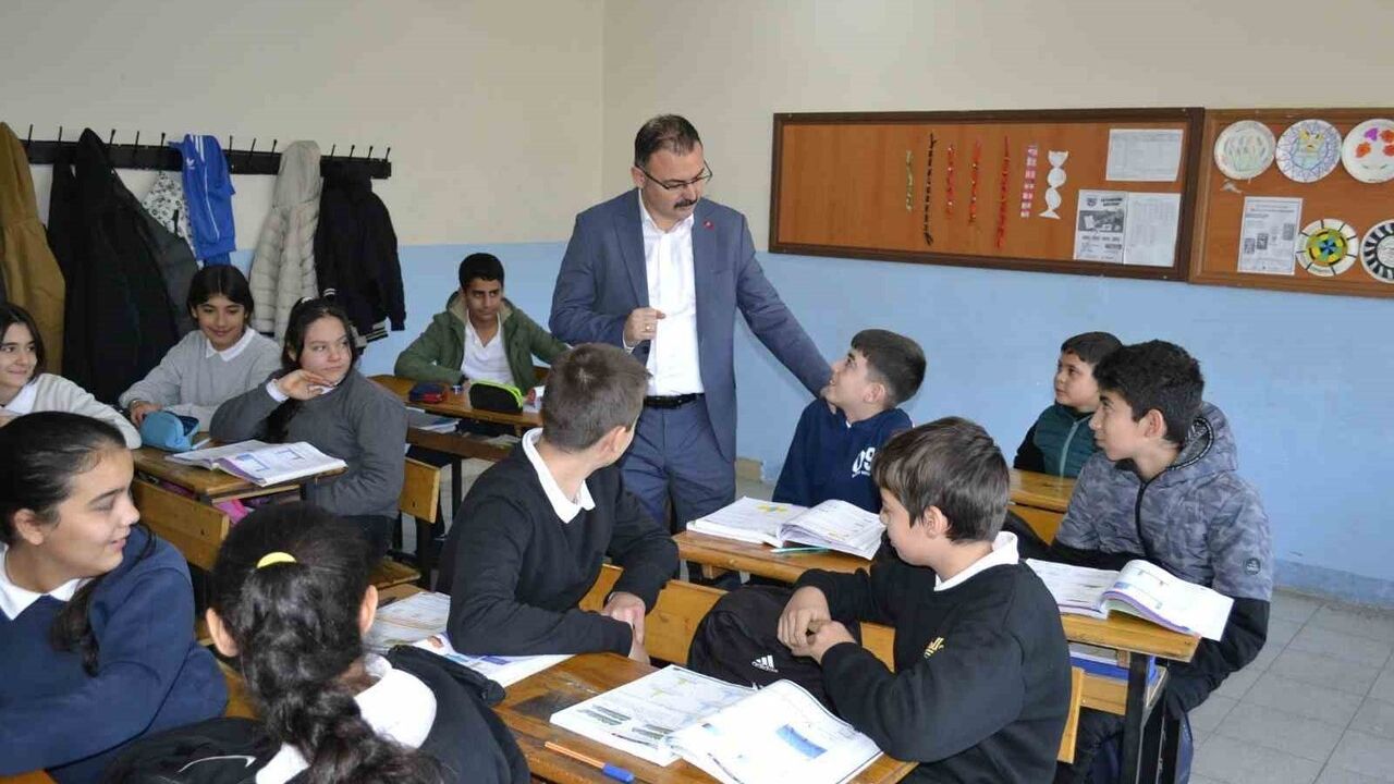 Sultanhisar Kaymakamı Ali Ekber Ateş, Atça Ortaokulu'nu Ziyaret Etti