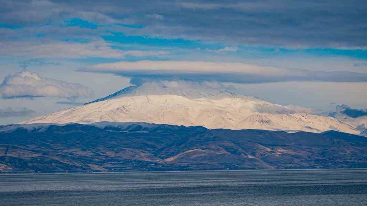 Süphan Dağı'nda 'Şapka' Mercek Bulutu