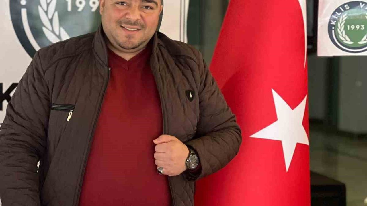 Suriyeli Kameraman Kilis'te Türk Bayrağını Öptü: 'Çocuklarım Okulu Bitince Ülkeme Döneceğim'
