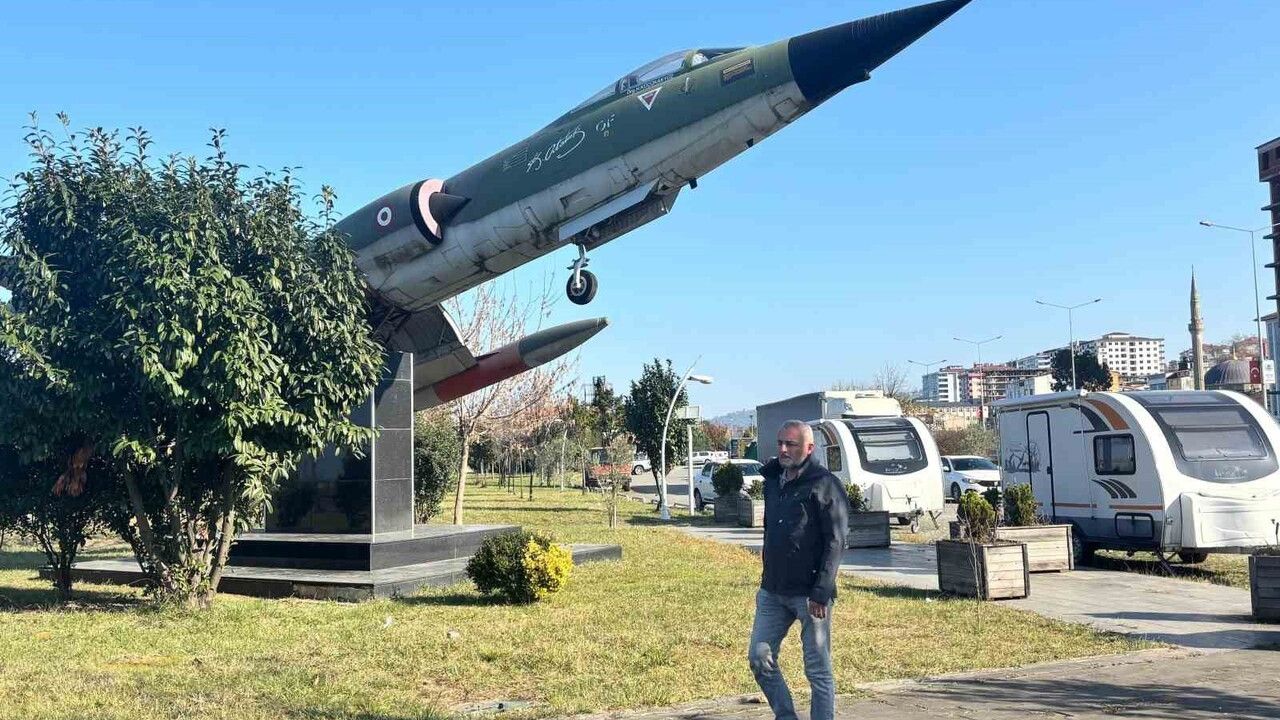 Sürmeneli Öğretmenden Selçuk Bayraktar’a 'Vur İHA Vur SİHA' Şarkılı Destek