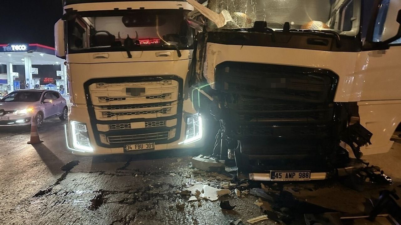 Susurluk'ta İki TIR Çarpıştı: Maddi Hasar Oluştu