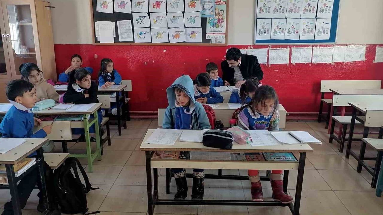 Susuz Kaymakamı Muhammed Emin Tutal Atatürk İlkokulu'nu Ziyaret Etti