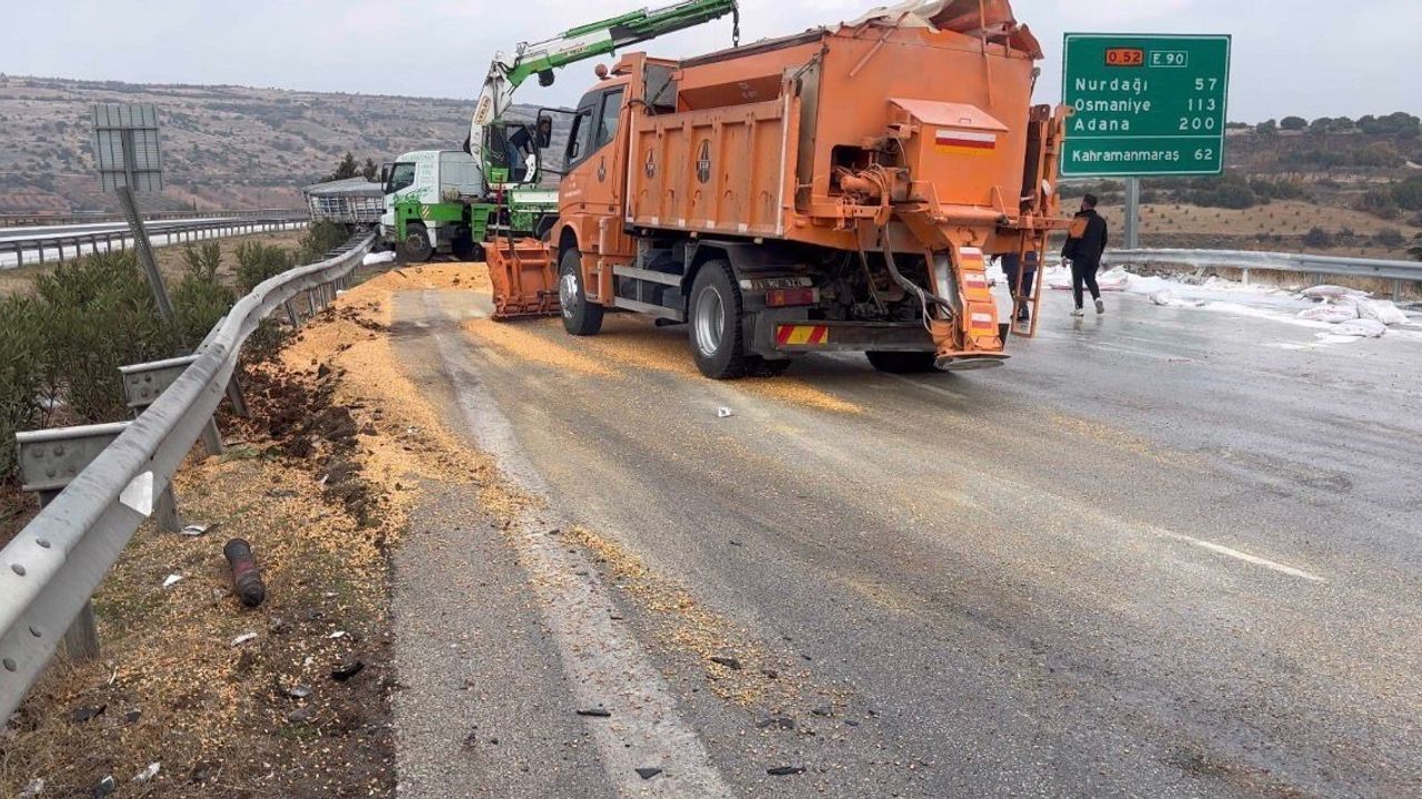 TAG Otoyolu'nda Yanan 3 Tır Kaldırıldı, Yol Tekrar Trafiğe Açıldı