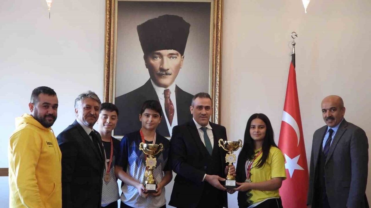 Talas 75. Yıl Mühibe Germirli Ortaokulu’ndan Çifte Hentbol Şampiyonluğu