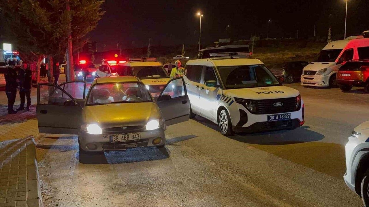 Talas'ta 'Dur' İhtarına Uymayan Sürücü Polise Çarpıp Kaçtı: 4 Gözaltı