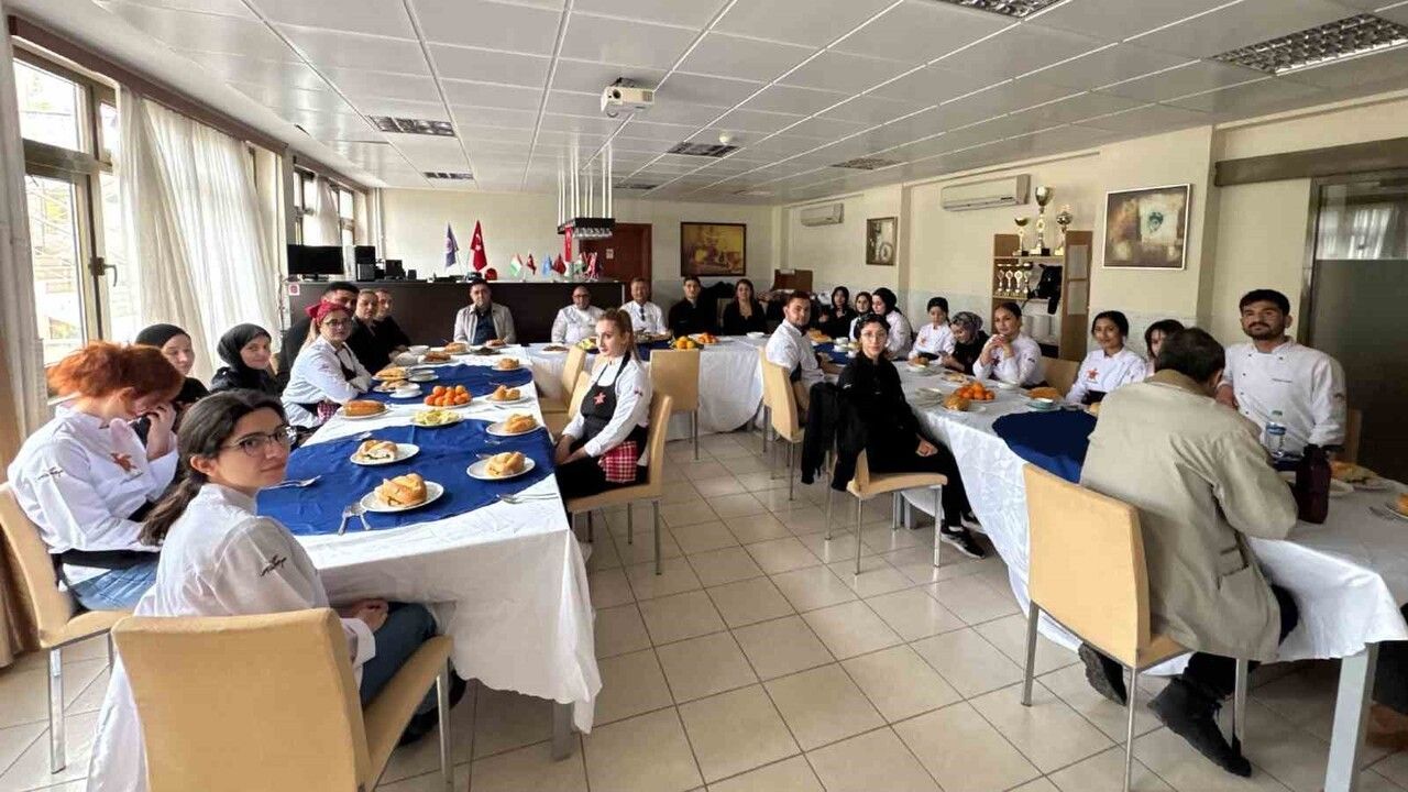Tarsus'ta İstiridye Mantarı Mersin Üniversitesi Gastronomi Öğrencilerine Tanıtıldı