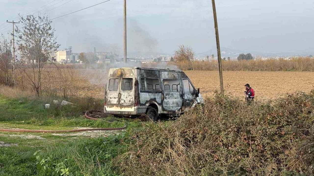 Tarsus'ta Minibüs Yangını: Şahin Mahallesi E-5'te Yanmış Araç Bulundu